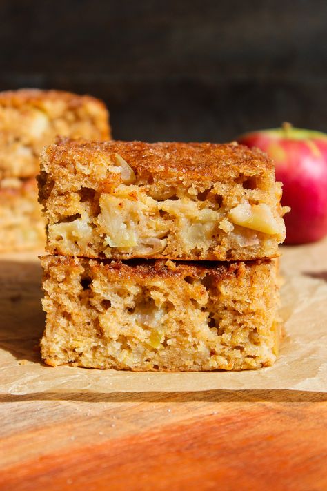 Sweeten up your mornings with a slice of delicious applesauce oatmeal cake! It’s got fresh apples, oats, and cinnamon sugar in every bite. Brunch Basket, Oatmeal Breakfast Cake, Taffey Bakery, Applesauce Oatmeal, Baking With Applesauce, Pecan Oatmeal, Basic Baking, Blueberry Breakfast Cake, Chicken Dumplings