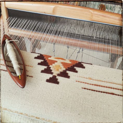 Tapestry weaving 🤗 Woven Crafts, Navajo Weaving, Weaving Loom Diy, Weaving Loom Projects, Weaving Wall Hanging, Southwestern Rug, Yarn Wall Hanging, Handmade Kilim Rugs, Weaving Textiles