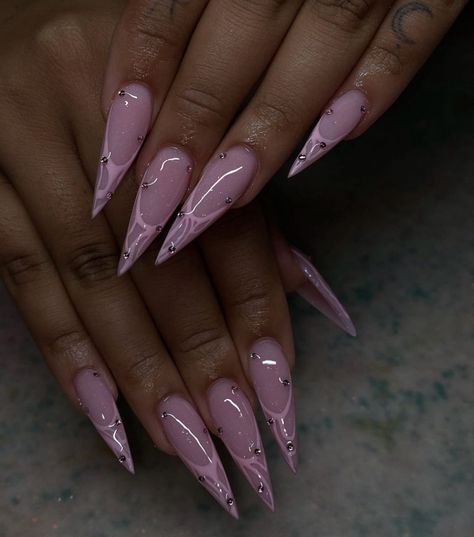 Pink Stilleto Nail Ideas, Nail Ideas Stiletto Long, Long Almond Nails Pink, Stilleto Nail Idea, Stiletto Glitter Nails, Birthday Stiletto Nails, Pink Stiletto Nails Designs, Long Black Stiletto Nails, Pink Nails Stiletto