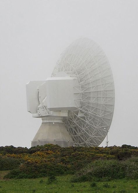 Dasdritteauge Man Vs Nature, Radio Astronomy, Brutalism Architecture, Amateur Radio, Telescopes, Ham Radio, Space And Astronomy, Brutalism, Antennas