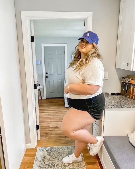 Alexandra Rodriguez on Instagram: “Today’s walking lewk 🧢” Alexandra Rodriguez, Stage Presence, Short And Thick, Curvy Girl Fashion, Plus Size Fashion, Women Fashion, Girl Fashion, Walking, Plus Size