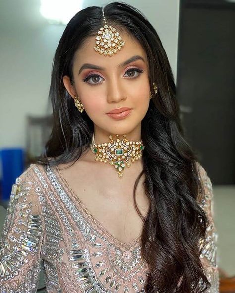 Stunning Engagement Makeup Looks To Steal From Real Brides Engagement Looks, Engagement Dress For Bride, Wedding Guest Makeup, Engagement Look, Indian Wedding Makeup, Indian Bride Makeup, Bridal Makeup Images, Engagement Hairstyles, Engagement Makeup