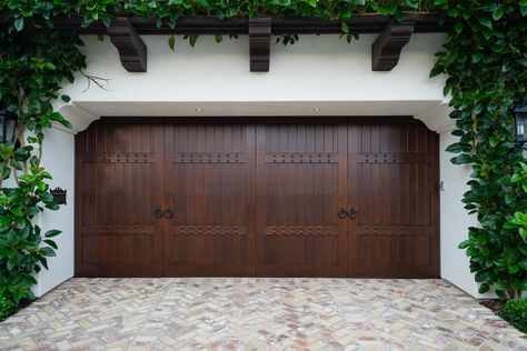 Spanish Garage, Spanish Style Front Door, Spanish Revival Decor, Colonial Doors, Exterior Garage Door, Spanish Exterior, Garage Door House, Mediterranean Homes Exterior, Spanish Colonial Homes