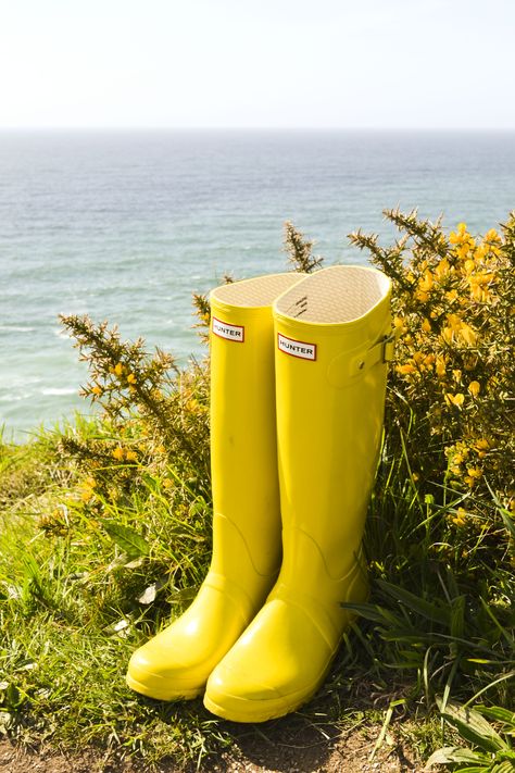 Sunshine yellow Hunter wellingtons - the girl outdoors Yellow Rainboots Outfits, Yellow Hunter Boots Outfit, Aigle Boots, Yellow Wellies, Black Hunter Wellies, Hunter Boots Yellow, Mens Wellies Hunter Original, Hunter Boots Outfit, Hunter Outfit