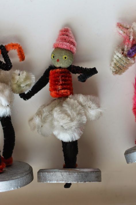 Kitschy Crafts, Chenille Ornaments, Pipe Cleaner Art, Magpie Ethel, Tart Tins, Chenille Crafts, Pastel Easter, Pipe Cleaner Crafts, Vintage Chenille