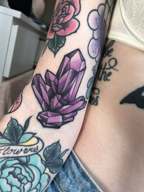 Amethyst Tattoo, Crystals Tattoo, Gem Tattoo, Crystal Tattoo, White Tattoo, Nature Tattoos, Mom Tattoos, Tattoo Sleeve, Piercing Tattoo