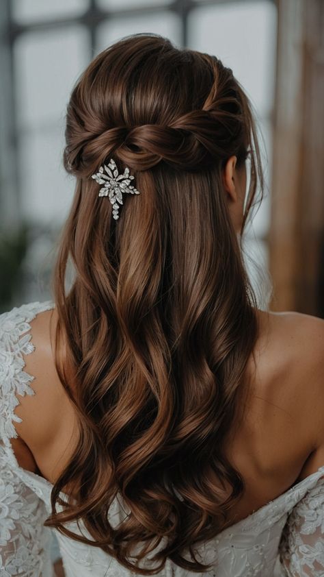 Discover the latest winter bridal hairstyles for long straight short hair and half-up styles Elevate your look with glamorous crowns wedding buns and elegant veils Find your perfect wedding hair inspiration here Wedding Buns, Winter Wedding Hairstyles, Straight Short Hair, Elegant Veils, Wedding Bun, Real Life Princesses, Winter Wedding Hair, Themes Wedding, Winter Bride