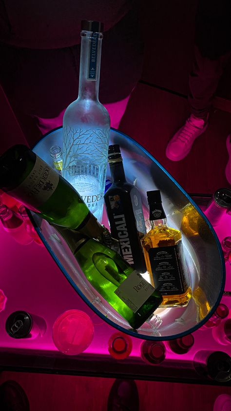 Drinks In The Club, Club Drinks, Alcohol Pictures, Alcoholic Drinks Pictures, Liqueur Drinks, Wine Glassware, Pretty Alcoholic Drinks, Nightlife Party, Alcholic Drinks