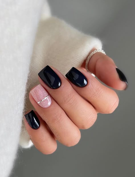 Very Short Black Nails Ideas, Nail Gel Black Ideas, Black Short Nails Design Simple, Black Nail Gel Designs, Black Nails Shellac, Short Black Gel Nails Ideas, Short Black Nails With Design, Black Nail Art Designs Unique, Black And Pink Gel Nails