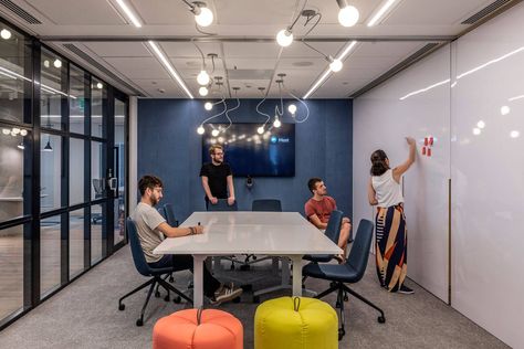 Startup Office Design, Work Office Design, Startup Office, Small Office Design, Modern Office Space, Interior Office, Shared Office, Office Partition, Chalkboard Wall