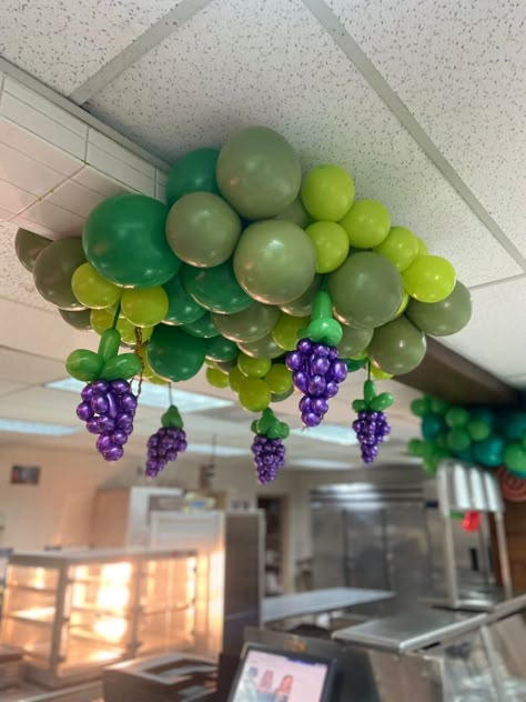 Grape Display Ideas, Uva Stalk Decor, Grape Theme Party, Grape Theme Party Decor, Grapes Balloon Decorations, Fake Grapes Decor, Easter Altar Decorations, Italian Party Decorations, Wine Party Theme