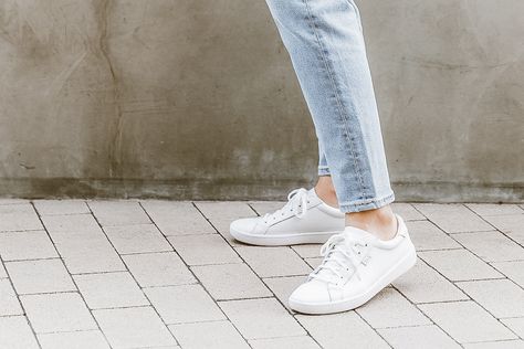 Keds Ace White Leather Sneakers Gray Keds Outfit, Sneakers Keds, White Keds 80s, White Leather Keds, Leather Keds, Keds Sneakers, Keds Style, Flattering Jeans, Athleisure Trend