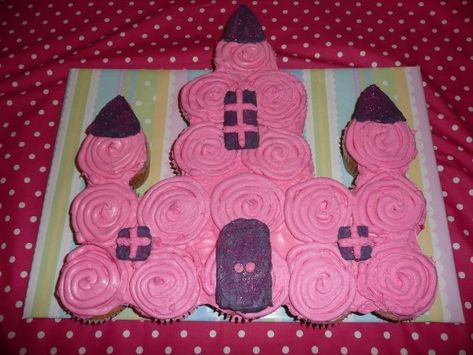 Super easy birthday cupcake castle, because I know you will be doing a princess theme again.... Cupcakes Ladybug, Cupcakes Princess, Castle Cupcakes, Cupcakes Fruit, Bolo Rapunzel, Kitty Cupcakes, Ladybug Cupcakes, Rose Cupcake, Pull Apart Cupcake Cake