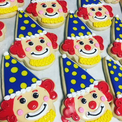 Clown face cookies by Hayleycakes and cookies in Austin tx. Clown Cookies Decorated, Clown Cookies, Derby Desserts, Clown Birthday Party, Carnival Cookies, Fair Cookies, Scary Circus, Clown Birthday, Face Cookies