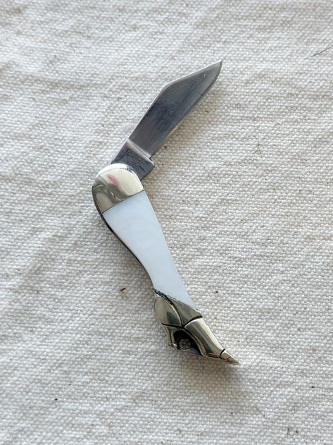 Pocket Knife | Mini Lady Leg Knife White Pearl 💎 #EDCKnifeBeads #KnifeAccessories #EverydayCarry #EDC #GearCustomization #TacticalBeads #ParacordBeads #HandcraftedBeads #ArtisanBeads #KnifeCollecting #KnifeEnthusiast #GearUpgrade #UniqueBeads #FunctionalArt Crafts Beads, Paracord Beads, Paracord Keychain, Edc Knife, Pocket Knives, Pearl Shell, Everyday Carry, Black Pearl, Unique Charms