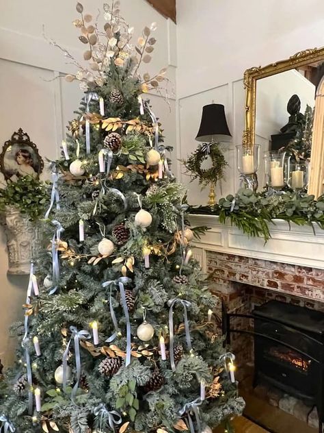 Blue and Brass Christmas Tree Inspiration. French Country Christmas Tree, French Christmas Tree, Unique Christmas Tree Ideas, Brass Christmas Tree, Country Christmas Tree, Blue Christmas Tree Decorations, Brass Christmas, French Country Christmas, Christmas Dreaming