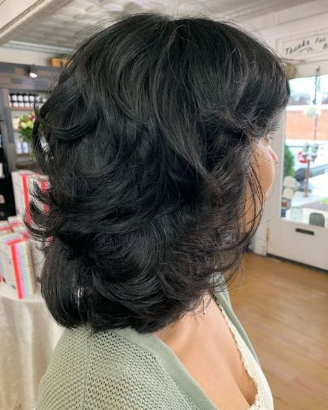 Manageable Medium Thick Wavy Hair Shoulder Length Hair Cuts With Layers 50, Lot Of Layers Haircut Medium, Bob Hairstyle Ideas, Layered Thick Hair, Hairstyle Ideas Easy, Thick Wavy Hair, Wavy Haircuts, Hair Inspiration Short, Haircuts For Wavy Hair