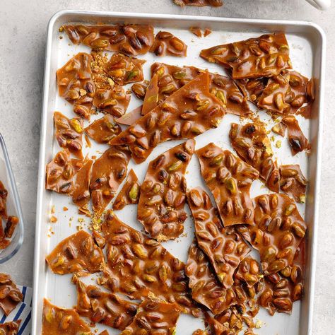 Pistachio Brittle Recipe, 10 Minute Desserts, Asian Vinaigrette, Pistachio Brittle, Nut Brittle, Diy Beauty Gifts, Holiday Candies, Bar Treats, Edible Party Favors