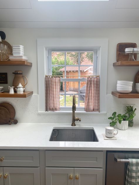 kitchen window with brown and white check gingham curtain Checkered Curtains Kitchen, Half Curtain Kitchen Window, Cozy Kitchen Curtains, Kitchen Window Curtains Over Sink, Curtain Kitchen Window, Kitchen Sink Curtains, Window Above Sink, Kitchen Window Ideas, Gingham Curtains