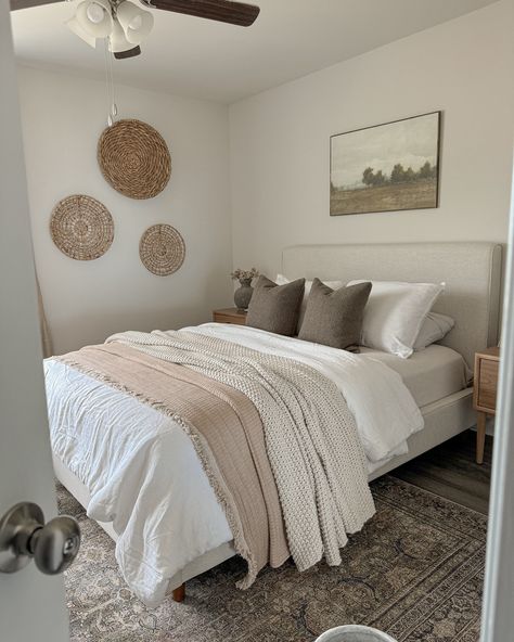 Can you believe most of my bedroom is from Target, Walmart, and Amazon?! 😍👏🏼 Comment BEDROOM to shop 🔗🩷 #interiordesign #boujeeonabudget #afforablehomedecor #homedecorationideas #boujieonabudget #bedroominspiration #makeyourhouseahome #homeorganization #budgetfriendly #renterfriendlydecor #targethome #ltkhome #ltksalealert #ltkstyletip Farmhouse Bedrooms, Apartment Decorating Living, College House, Southern Outfits, Future Dreams, Beach Room, Bedrooms Decor, Bedroom Views, Master Bed