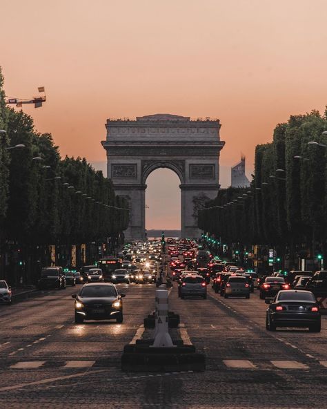 ℂaro | 𖤥 Paris Photographer on Instagram: “A sweet sunset on the Champs-Elysées! 😍 - Carolina's version ( there are many pictures of this place, but I wanted mine, with my own style…” Champs Elysees Aesthetic, Champ Elysees, Paris Locations, Sofia Grace, Champs Elysees Paris, Ghost City, Champs Élysées, Paris Itinerary, Beautiful Paris