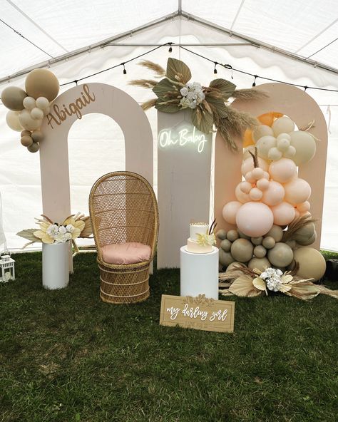 Pampas Grass And Balloons, Grass Backdrops, Balloon Backdrop, Diy Backdrop, Balloon Decor, Boho Baby Shower, Boho Baby, Pampas Grass, Shower Decorations