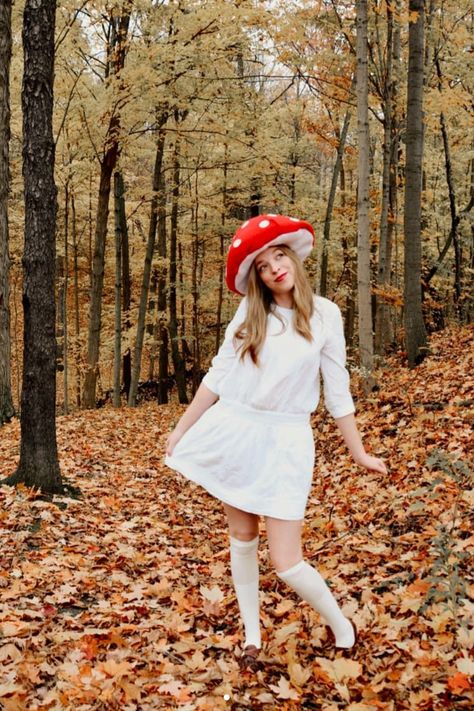 Diy Mushroom, Creative Halloween Costumes Diy, Mushroom Costume, Halloween Creative, Diy Costumes Women, Diy Halloween Costumes For Women, Diy Kostüm, Mushroom Fairy, Diy Halloween Costumes Easy