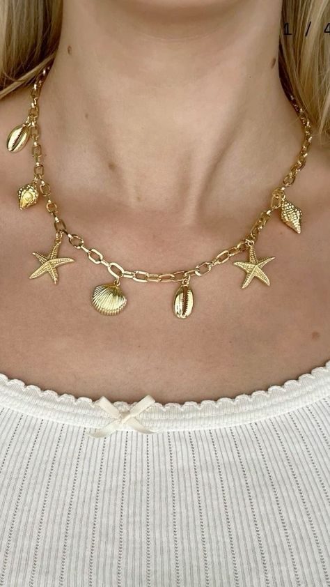 Gold Jewelry Summer, Beachy Gold Jewelry, Summer Charm Necklace, Beach Necklace Aesthetic, Beach Jewelry Aesthetic, Summer Jewlery, Necklace Stacks, Timeless Jewellery, Charm Bar