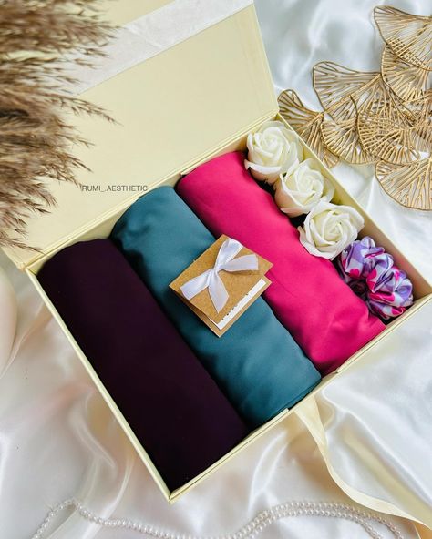 Hijab gift hamper ♥️ #hijab#hijabi#rumi#rumiaesthetic#shiroor#shiroorcreation #reelsinstagram #reel#viral#hijabgift#hijabs Hijab Box Design, Hijab Gift, Rakhi Design, Gift Hampers, Rumi, Box Design, Gifts, Quick Saves, Design