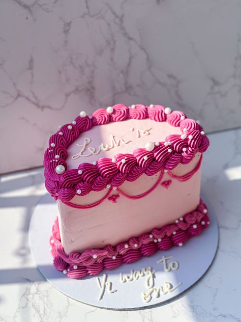 #vintagecake #halfcake #6monthscake #vintagehalfcake Half Cake Design, Half Cake, Cars Theme Cake, Ideas Bautizo, Half Birthday, Types Of Cakes, Theme Cake, Pink Vibes, Pink Cake