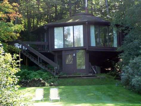 So Octagon Houses Are Cool [Photo Gallery] | Clutter Magazine Octagon House, Triangle House, Round Building, Green Mountains, Rental House, Dome House, Round House, Vacation Home Rentals, River Valley