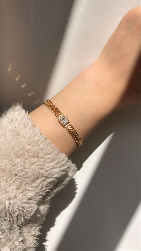 Delicate Gold Bracelet, Gold Bracelet Simple, Gold Bangles For Women, Gold Earrings Models, Modern Gold Jewelry, Black Beaded Jewelry, Antique Gold Jewelry, Gold Fashion Necklace, Gold Bangles Design