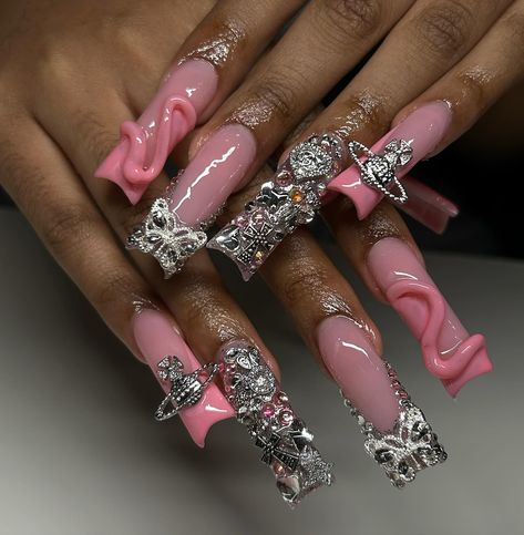 Atlanta Nails, Xxl Junk Nails, Junk Nails Christmas, 3d Junk Nails, Junk Nails Bling, Big Nail Charms, Pink And Black Junk Nails, 3d Nail Art, 3d Nails