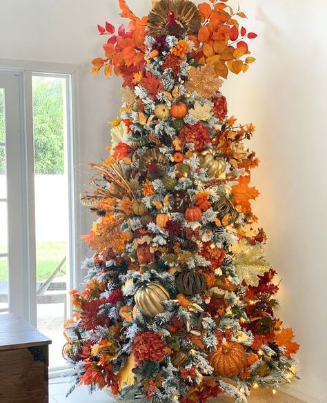 7 Thanksgiving Trees That Extend the Season of Festive Decorating Autumn Christmas Tree, Fall Christmas Tree Ideas, Thanksgiving Trees, Fall Tree Decorations, Easy Holiday Decor, Fall Christmas Tree, Sunflower Tree, Holiday Decor Ideas, Thanksgiving Tree