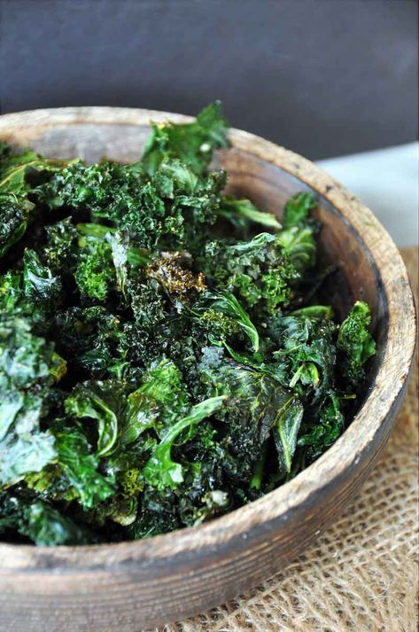 Make your own spicy kale chips at home. Find out how at www.veganosity.com Dehydrated Kale, Dehydrated Kale Chips, Healthy Kale Chips, Paleo Chips, Homemade Kale Chips, Kale Chips Recipe, Chili Bake, Kale Chips Baked, Baked Kale