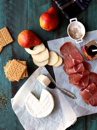 An easy party recipe to impress everyone you know Award Winning Appetizers, Prosciutto Brie, Pear Prosciutto, Brie Appetizer, Golden Globes Party, Joy The Baker, Easy To Make Appetizers, Easy Appetizers, Appetizers Recipes