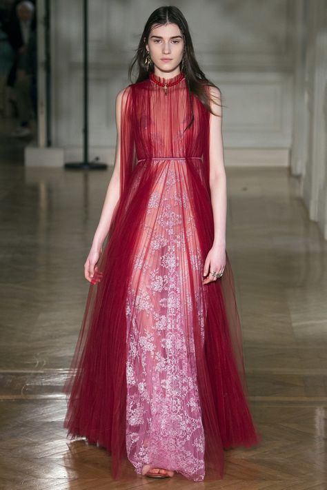 Valentino | Fall 2017 Ready-to-Wear Fashion Show Collection | Vogue Runway 파티 드레스, Red Evening Dress, Fashion Show Collection, Fashion Runway, Fashion 2017, Fall 2017, Outfits Casuales, Couture Fashion, Vestidos De Fiesta