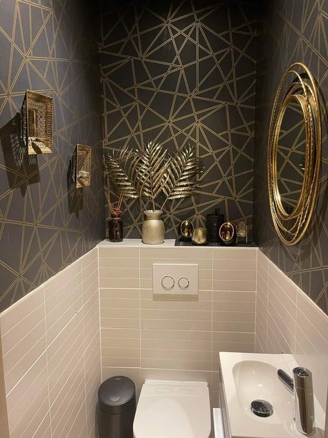 Moody Powder Room Ideas, Dark Moody Powder Room, Bathroom Design On A Budget, Powder Room Wallpaper Ideas, Wc Chic, Moody Powder Room, Bathroom Inspo Interior Design, Luxury Powder Room, Small Toilet Design