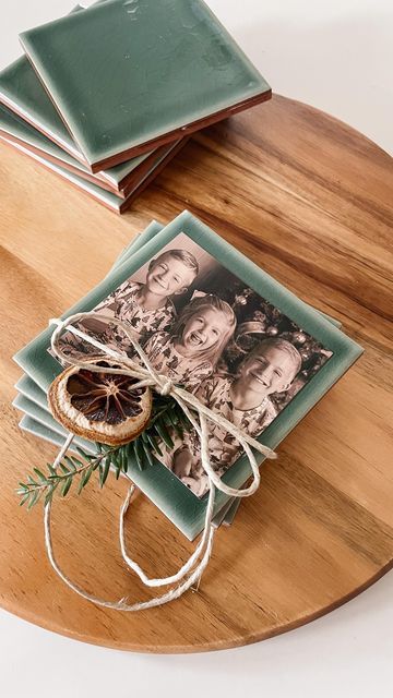 How To Wrap Coasters Gifts, Diy Tile Coasters, Family Christmas Crafts, Diy Coasters Tile, Wrapping Inspiration, Photo Crafts, Diy Christmas Presents, Easy Budget, Winter Decorating