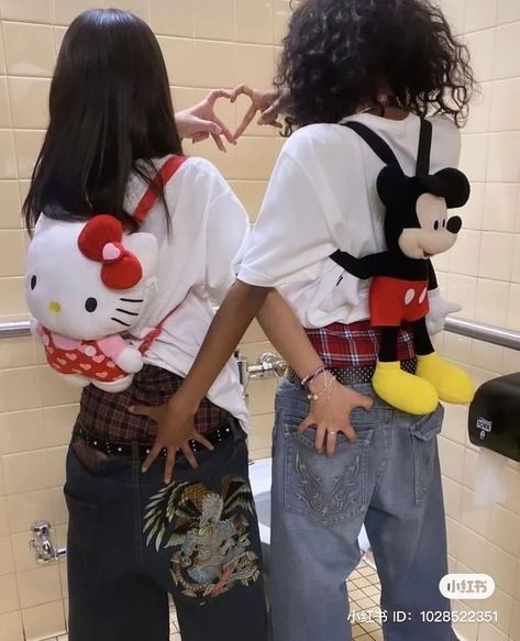 #matching #besties #trendy #trendystreetstyle #mickey #hellokitty Duo Instagram Pictures, Y2k Pictures, Y2k Outfits Aesthetic, Bff Matching Outfits, Picture Profile, Bff Matching, Bestie Outfits, Matching Outfits Best Friend, Couple Fits