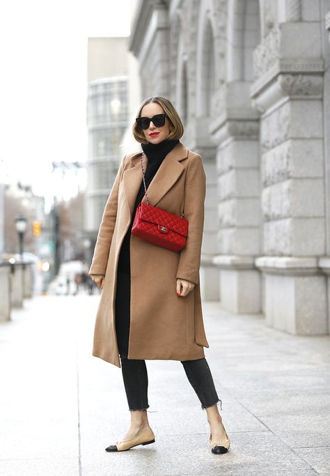 Brown Coat Outfit, Red Bag Outfit, Moda Over 50, Chanel Bag Outfit, Brooklyn Blonde, Camel Coat Outfit, Tan Coat, Camel Coat, Brown Coat