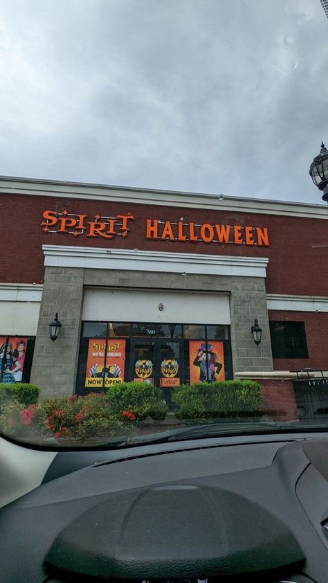 Halloween Store Aesthetic, Spirit Halloween Aesthetic, Spirt Halloween, Spirit Halloween Store, Halloween Stores, Halloween Spirit Store, Halloween Sleepover, Spirit Halloween Costumes, Halloween Date