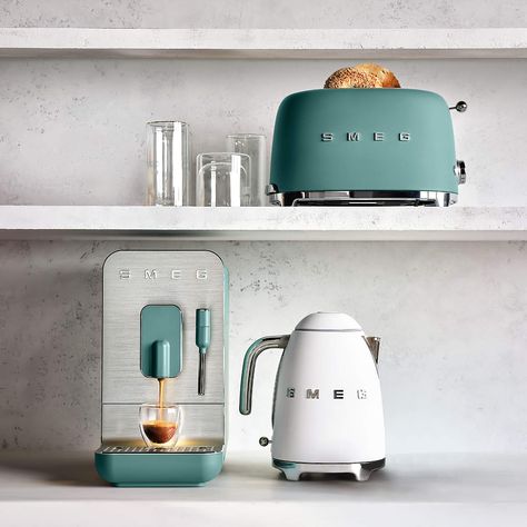 Smeg Small Appliances, Pretty Appliances, Smeg Green, Smeg Matte, Smeg Aesthetic, Retro Refrigerators, Cool Toasters, Colorful Kitchen Appliances, Smeg Kitchen Appliances