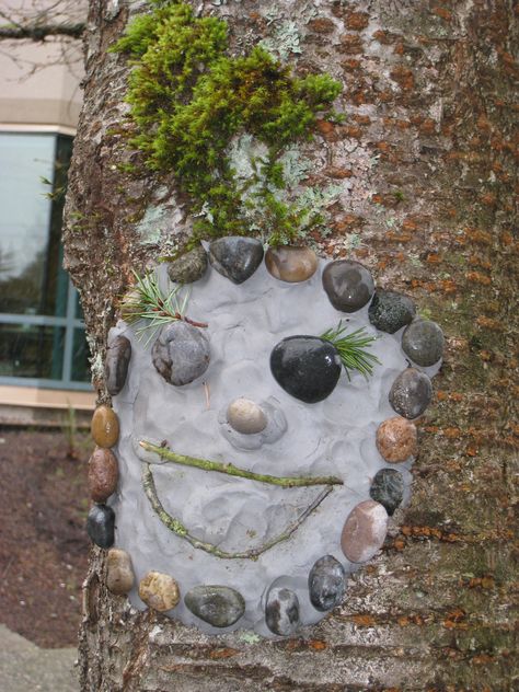 Another great way to make faces on trees using CLAY. Children can also stick rocks and branches on the clay to make their own unique tree face. Forest Explorer, Natural Crafts, Forest School Activities, Nature Education, Pretty Garden, Tree Faces, Outdoor Education, Nature Summer, Natural Building