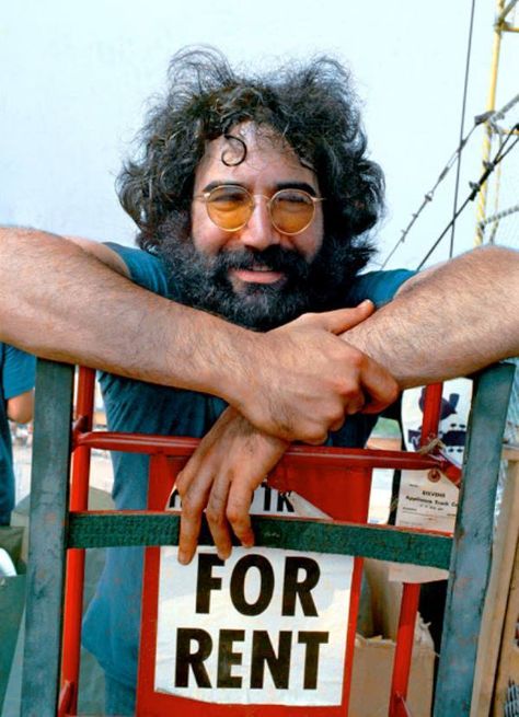 Woodstock--Here Jerry Garcia looks on in a legendary photo of the young guitar player for the Grateful Dead. Woodstock Photos, Mundo Hippie, Woodstock Music, Woodstock 1969, Boho Chique, Woodstock Festival, Jerry Garcia, Rock Concert, Him Band