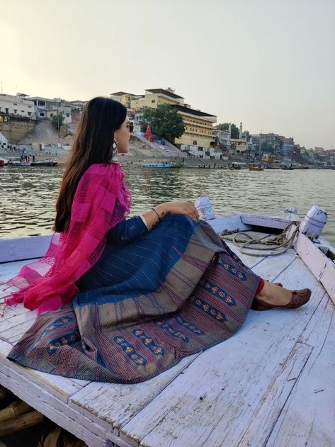 Banaras Ghat Pics, Benaras Ghat Photography, Varanasi Boat Photography, Yamuna Ghat Photography, Banaras Photos Ideas, Banaras Travel Outfit Ideas, Banaras Ghat Aesthetic, Vrindavan Dress Look, Haridwar Photography Poses