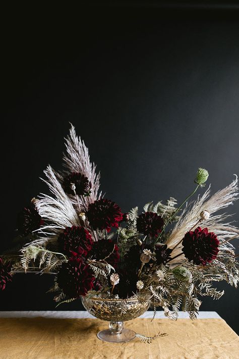 A Dark & Moody Halloween Centerpiece DIY for a grown up or adult dinner party for Halloween or Thanksgiving, made with pampas grass, burgundy dahlias, poppy pods and more. #floralarrangement #grownuphalloween #adulthalloween #halloween #floralDIY #DIY #pampasgrass #driedflowers #ferns Halloween Centerpieces Diy, Adult Dinner Party, Halloween Flower Arrangements, Moody Halloween, Halloween Floral Arrangements, Transparent Vase, Burgundy Dahlia, Centerpiece Diy, Poppy Pods