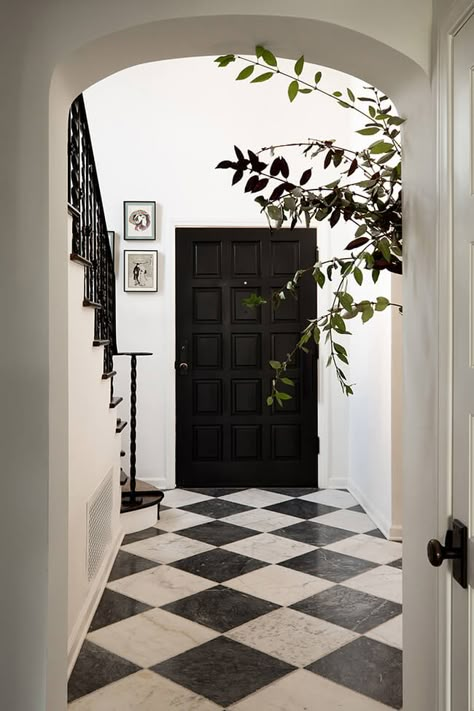 Mediterranean revival Hall Deco, Checkered Floor, Mediterranean Revival, Black And White Tiles, 아파트 인테리어, Black Door, Decoration Inspiration, House Goals, Casas De Ensueño