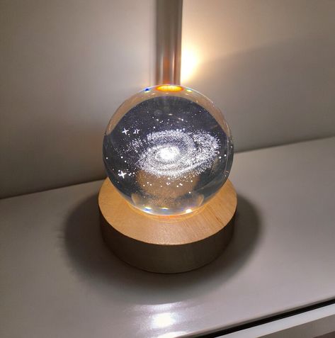 In every special moment, we use the moon crystal night light to capture those heartwarming times. Customize the icon or text to create a unique gift for yourself or a friend. Celebrate friendships or love with a personalized and meaningful gift, creating cherished memories for that special night. Our LED planet night lamp is a truly unique and emotionally significant present.  🌙 About Our Night Light ���🌙 Ball Size: 2.4 * 2.4" Round Wooden Base: 2.4 * 2.4" 🔸 Discover more light designs in our sh 3d Printed Lamp, Planet Lamp, Lamp Cute, Space Themed Room, Lamp 3d, Astronomy Gift, Moon Lamp, Pretty Jewelry Necklaces, Light Crystal