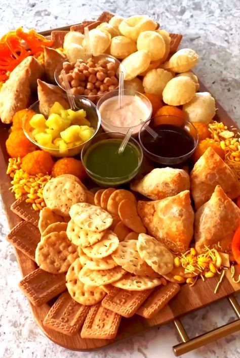 Samosa Board, Chai Party Ideas, Chai Platter, Diwali Platters Ideas, Diwali Charcuterie Board, Desi Charcuterie Board, Chaand Raat Aesthetic, Chaat Station, Indian Charcuterie Board